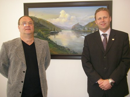 Gennadij Avdějev s primátorem Janem Kubatou, v pozadí darovaný obraz "Střekov."